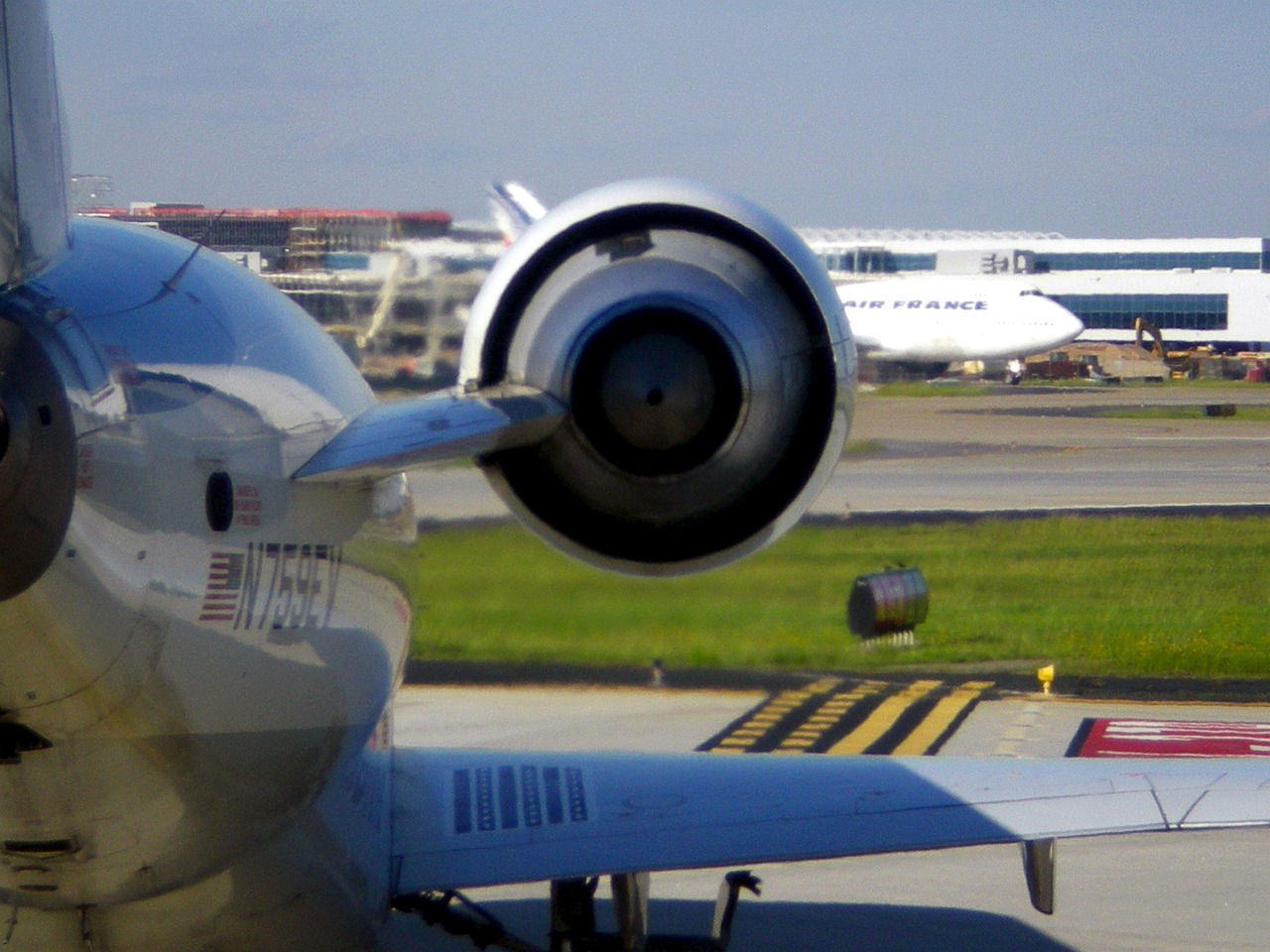 視頻丨美國航空一客機(jī)發(fā)動機(jī)起火返航，無人受傷
