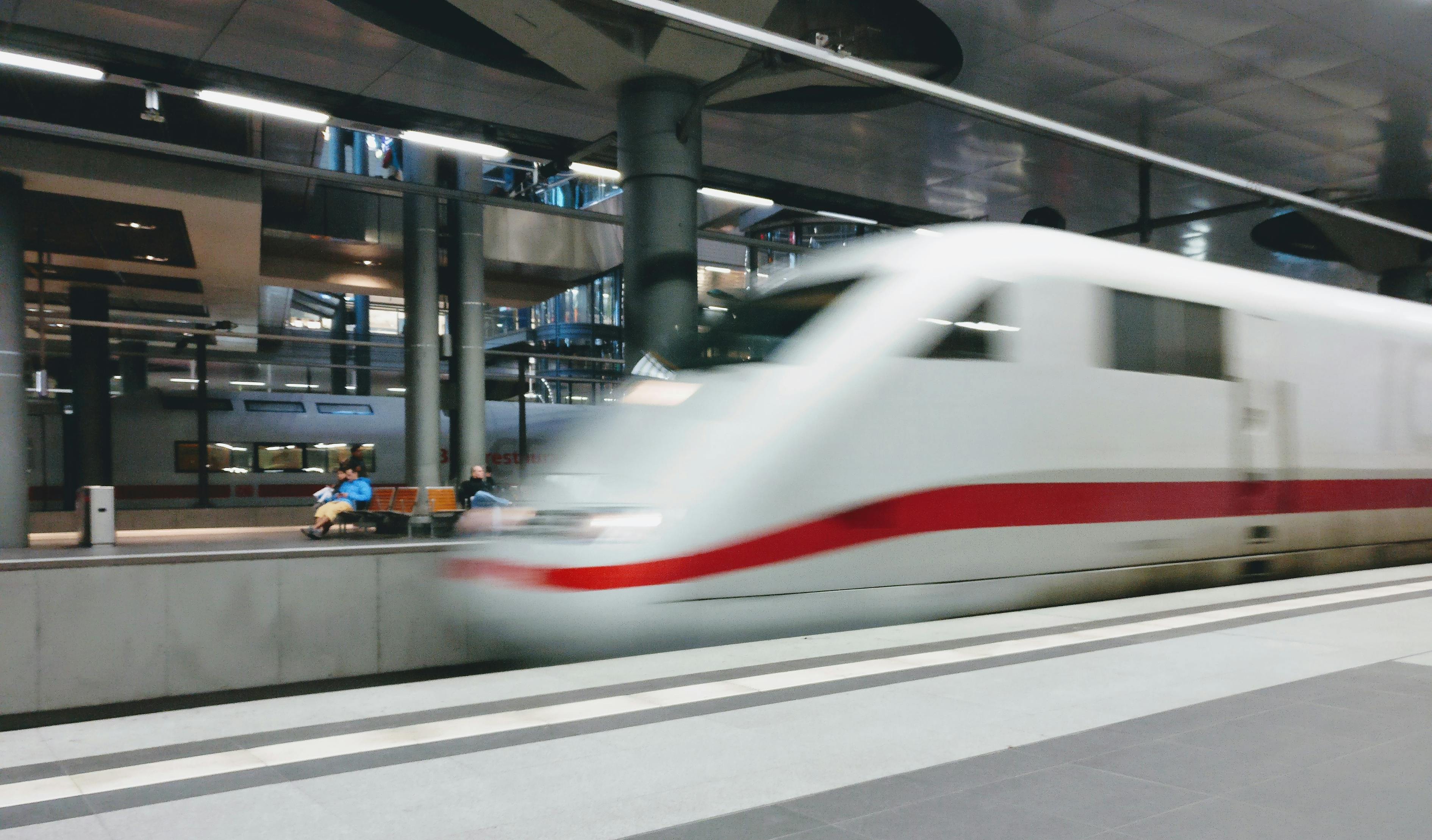 旅客突然跳入股道致列車晚點(diǎn)，鐵路杭州站通報