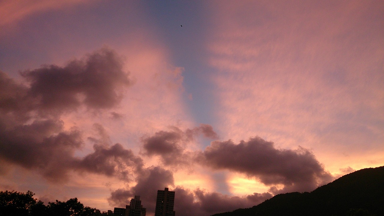 香港天文臺(tái)改發(fā)八號(hào)烈風(fēng)或暴風(fēng)信號(hào)