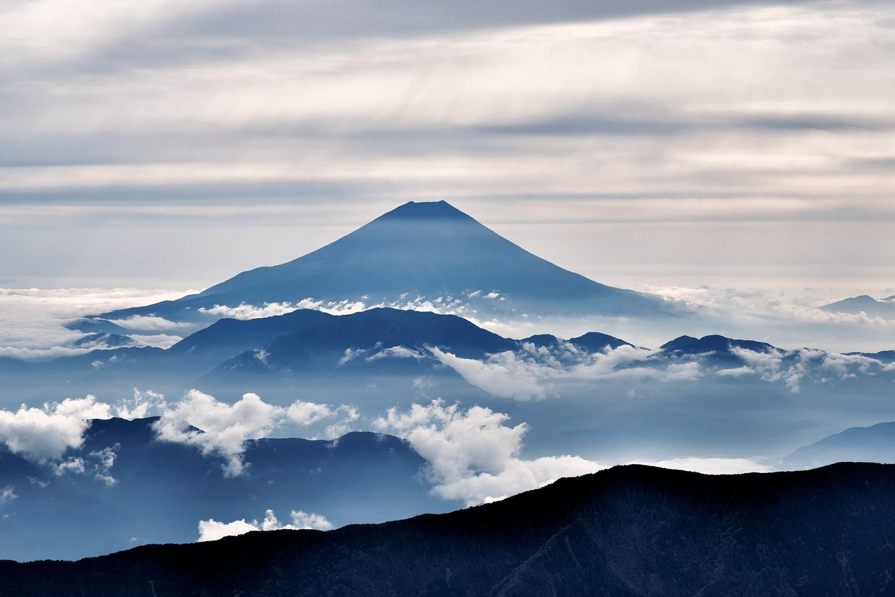 日本諏訪之瀨島火山發(fā)生噴發(fā)