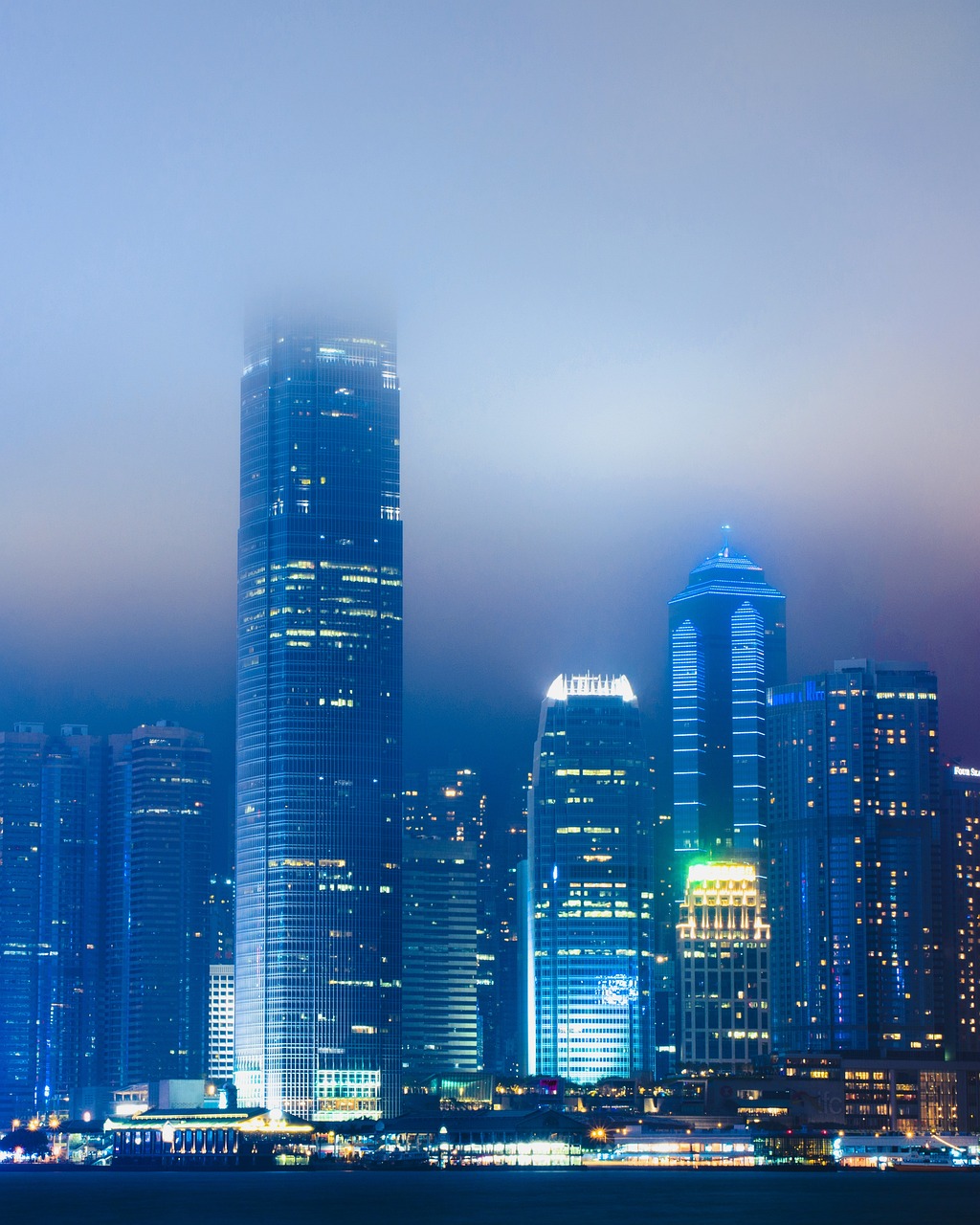 工友住進上海臨港這處安置點，第一時間給家里打電話報平安
