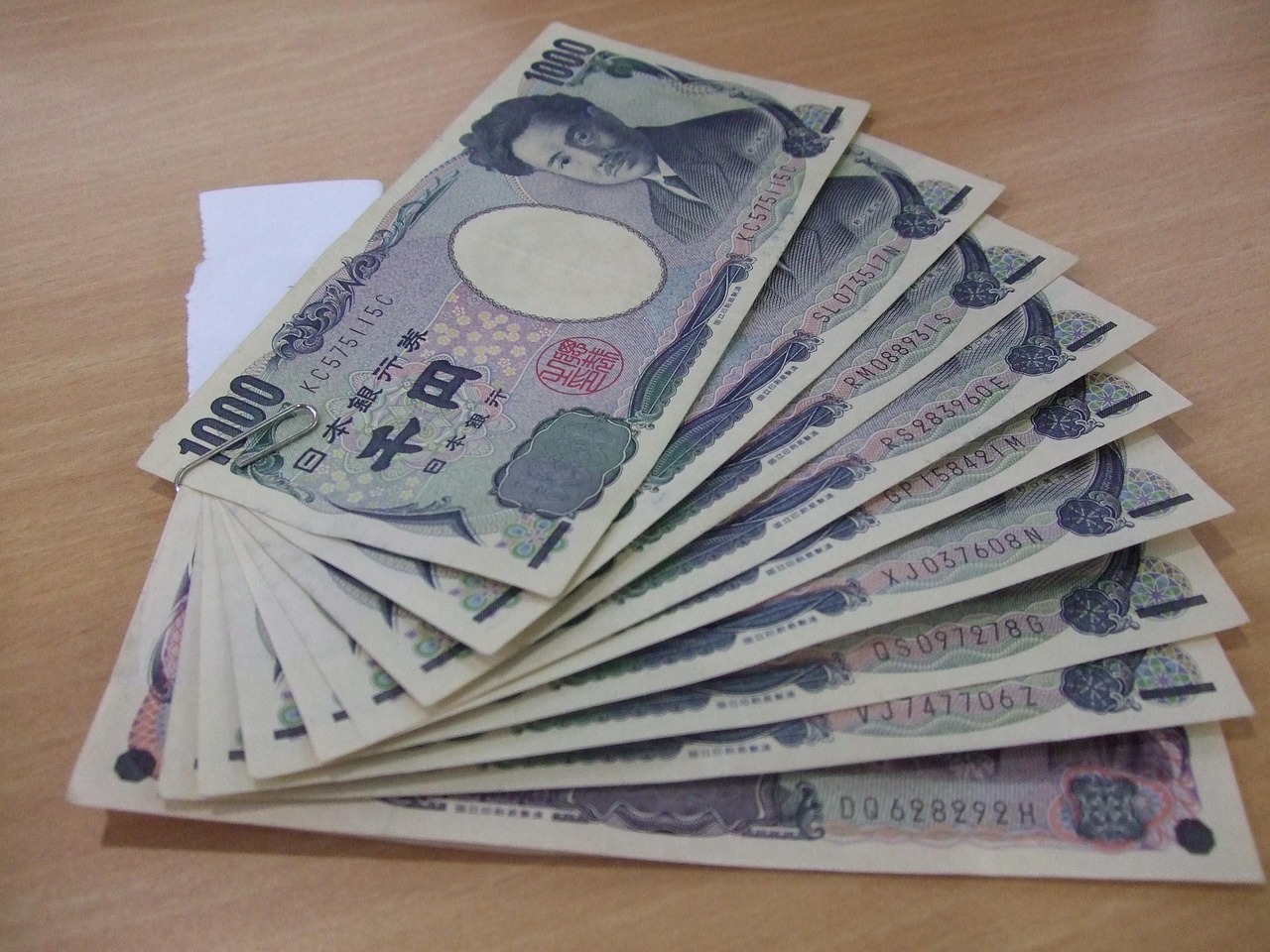 日本財(cái)務(wù)大臣對日元走勢表示擔(dān)憂 策略師警告面臨跌向155風(fēng)險(xiǎn)